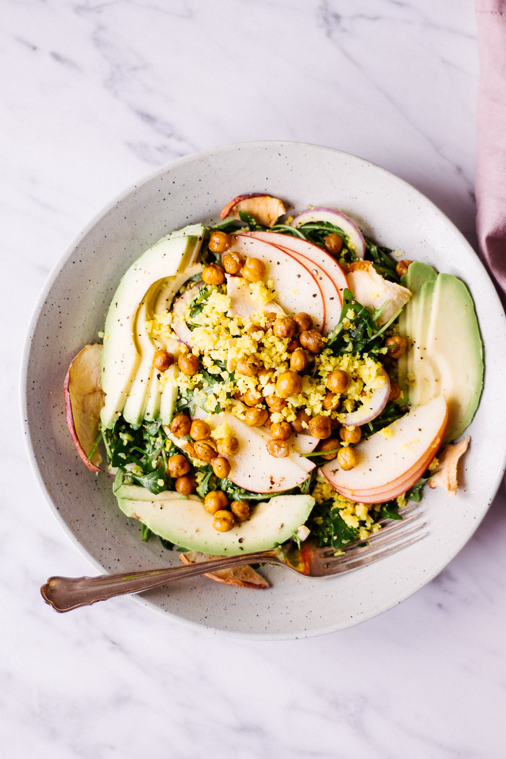 Apfel-Blumenkohl-Salat mit Rucola und Apfeldressing - rein pflanzlich, vegan, glutenfrei, ohne raffinierten Zucker - inzone.biz