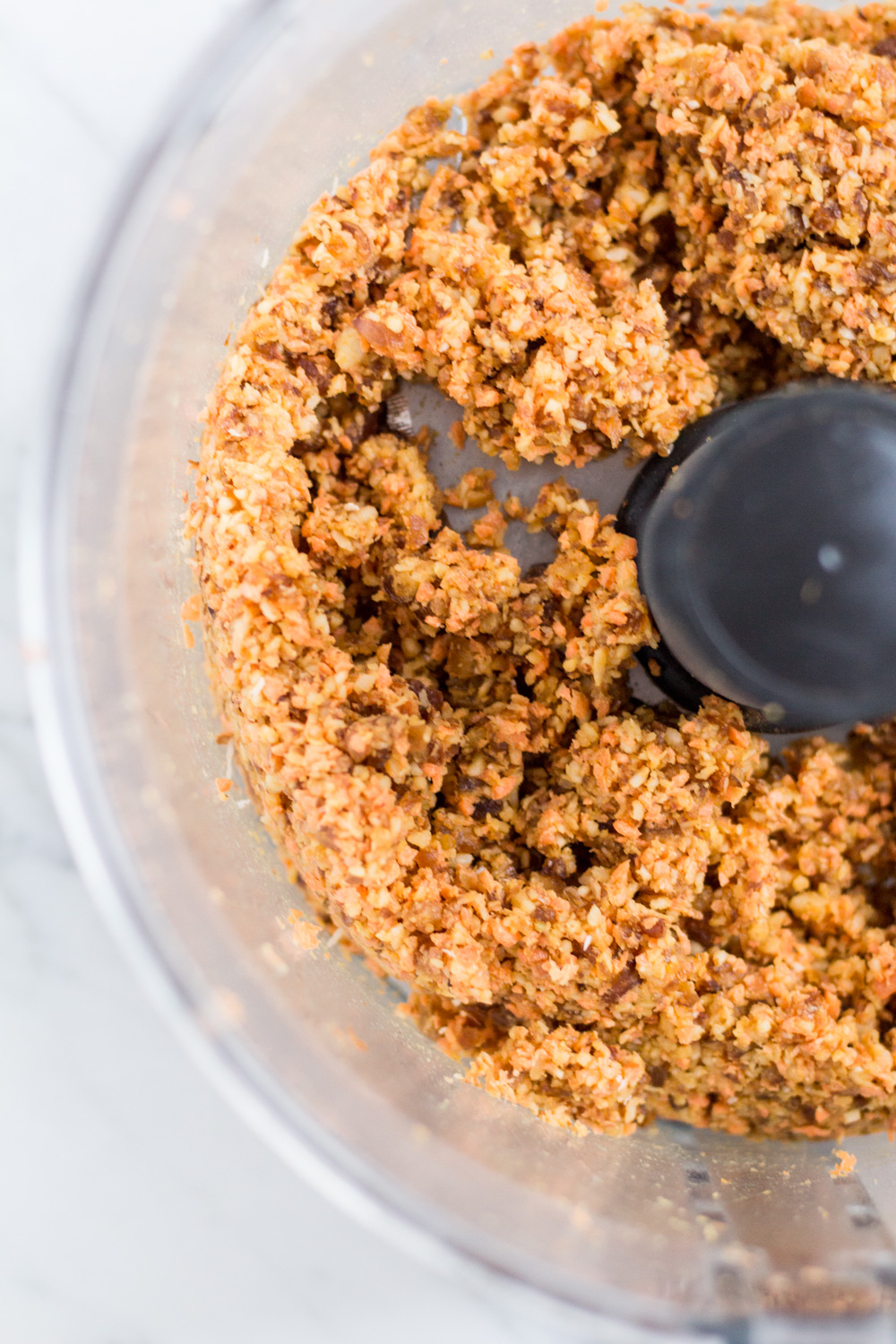 Gesunde Carrot Cake Energy Balls – rein pflanzlich, vegan, glutenfrei, ohne raffinierten Zucker - inzone.biz