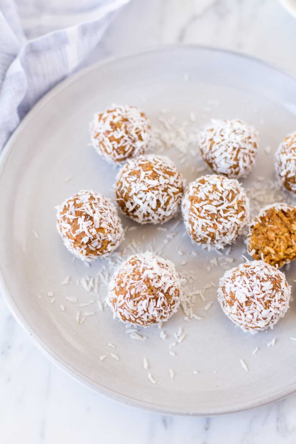 Gesunde Carrot Cake Energy Balls – rein pflanzlich, vegan, glutenfrei, ohne raffinierten Zucker - inzone.biz