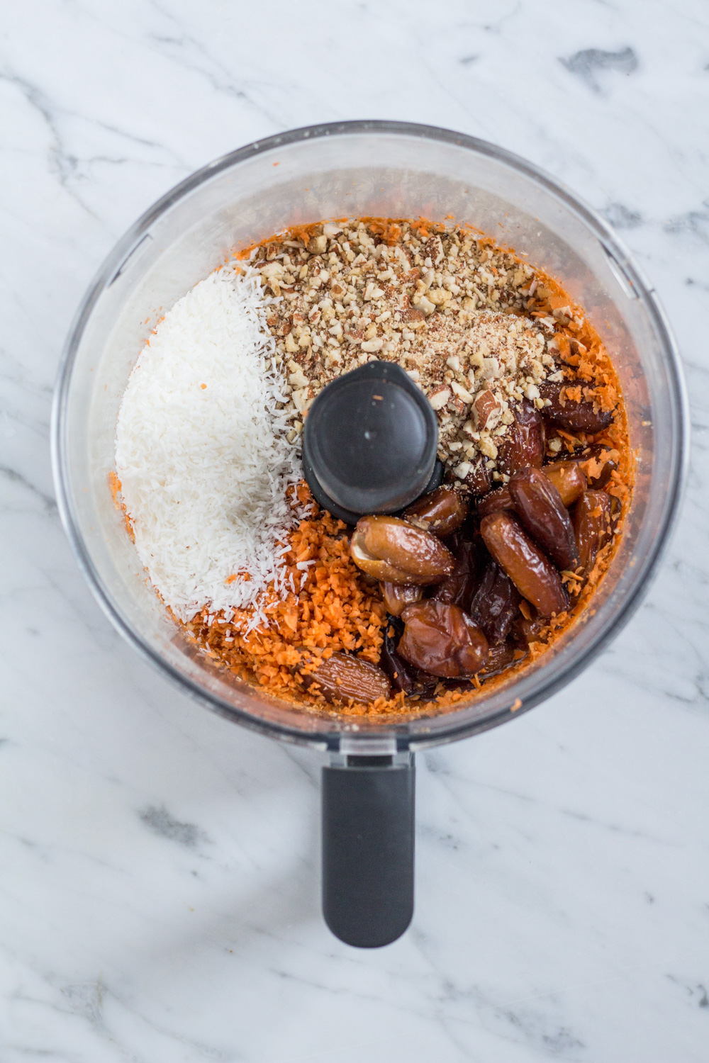 Gesunde Carrot Cake Energy Balls – rein pflanzlich, vegan, glutenfrei, ohne raffinierten Zucker - inzone.biz