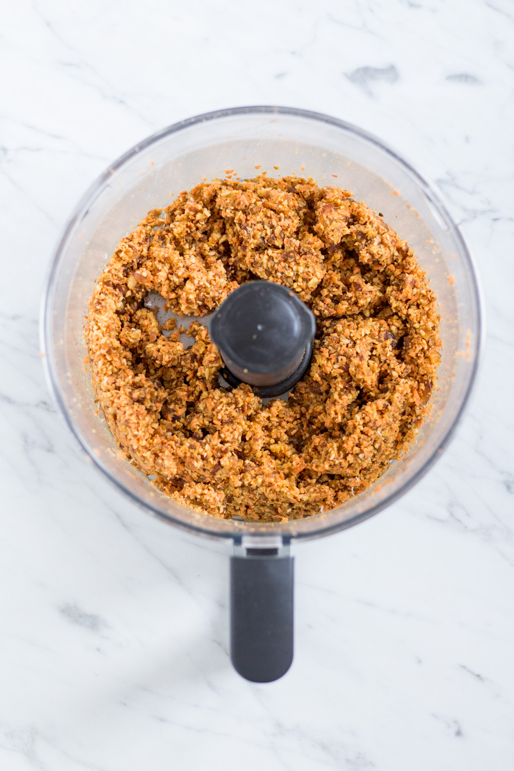 Gesunde Carrot Cake Energy Balls – rein pflanzlich, vegan, glutenfrei, ohne raffinierten Zucker - inzone.biz