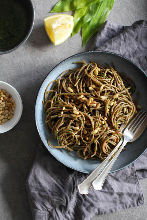 Bärlauchpesto mit Dinkelpasta - vegetarisch, rein pflanzlich, vegan, ohne raffinierten Zucker - inzone.biz
