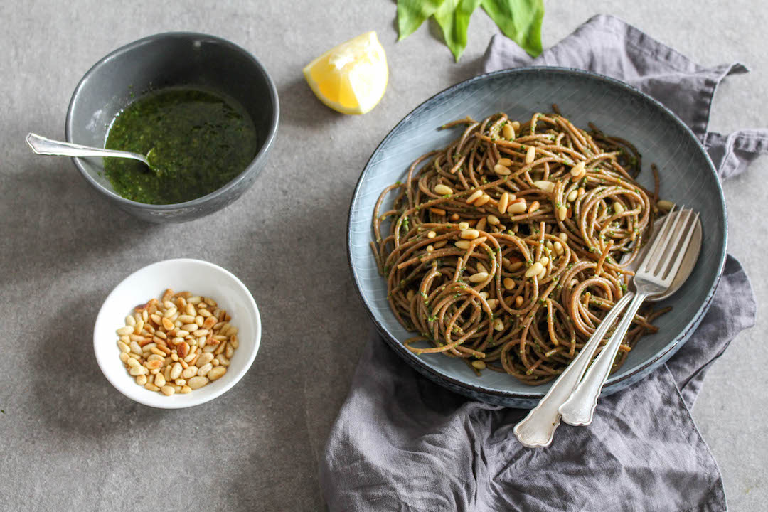 Bärlauchpesto mit Dinkelpasta - vegetarisch, rein pflanzlich, vegan, ohne raffinierten Zucker - inzone.biz