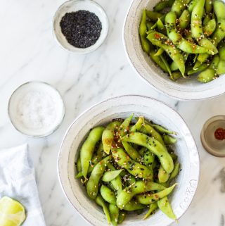 Edamame mit Meersalz und Sesam – rein pflanzlich, vegan, glutenfrei, ohne raffinierten Zucker - inzone.biz