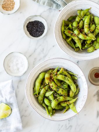 Edamame mit Meersalz und Sesam – rein pflanzlich, vegan, glutenfrei, ohne raffinierten Zucker - inzone.biz