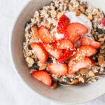 Zitroniges Birchermüsli mit Erdbeeren und wieso wir mehr über Darmgesundheit sprechen sollten