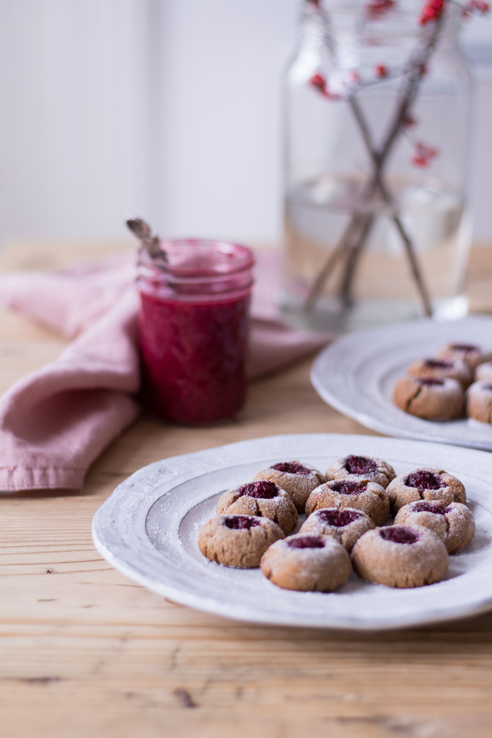 Gesunde Erdnuss-Plätzchen mit Marmelade - rein pflanzlich, vegan, glutenfrei, ohne raffinierten Zucker - inzone.biz