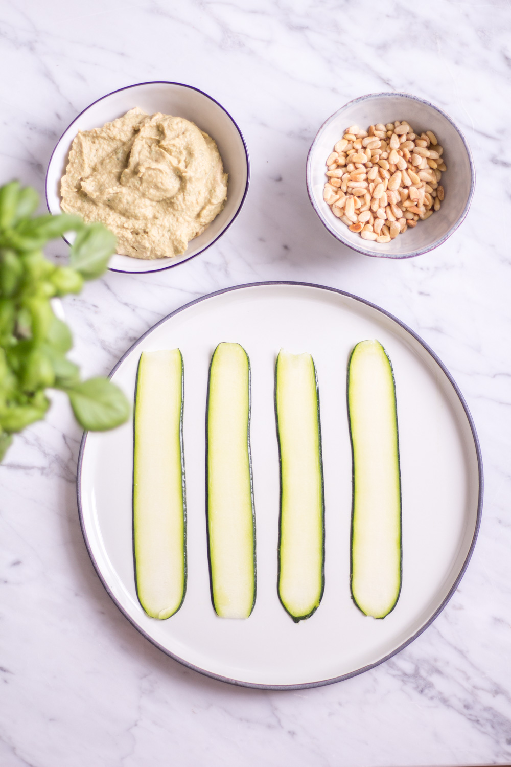 Finger Food Zucchini Basilikum Röllchen – rein pflanzlich, vegan, glutenfrei, ohne raffinierten Zucker - inzone.biz