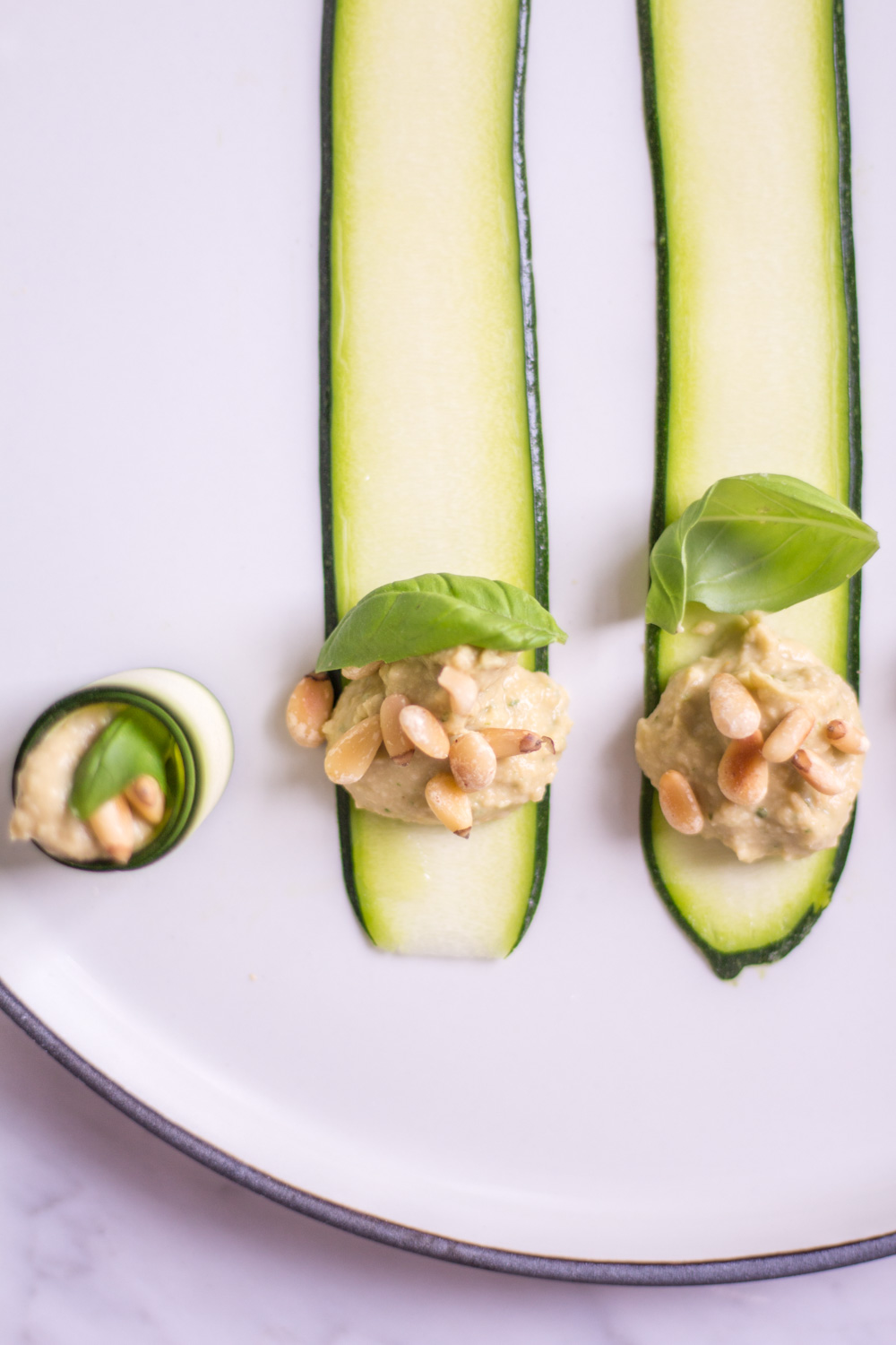 Finger Food Zucchini Basilikum Röllchen – rein pflanzlich, vegan, glutenfrei, ohne raffinierten Zucker - inzone.biz