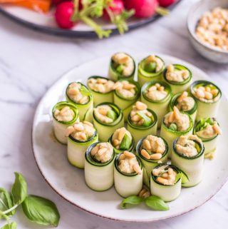 Finger Food Zucchini Basilikum Röllchen – rein pflanzlich, vegan, glutenfrei, ohne raffinierten Zucker - inzone.biz
