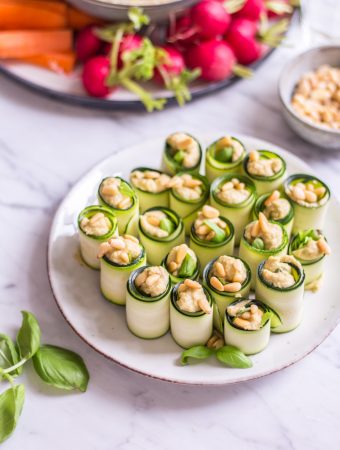 Finger Food Zucchini Basilikum Röllchen – rein pflanzlich, vegan, glutenfrei, ohne raffinierten Zucker - inzone.biz