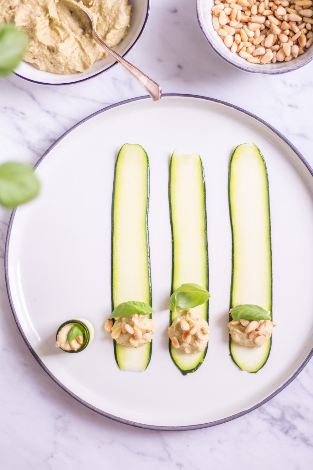 Finger Food Zucchini Basilikum Röllchen – rein pflanzlich, vegan, glutenfrei, ohne raffinierten Zucker - inzone.biz