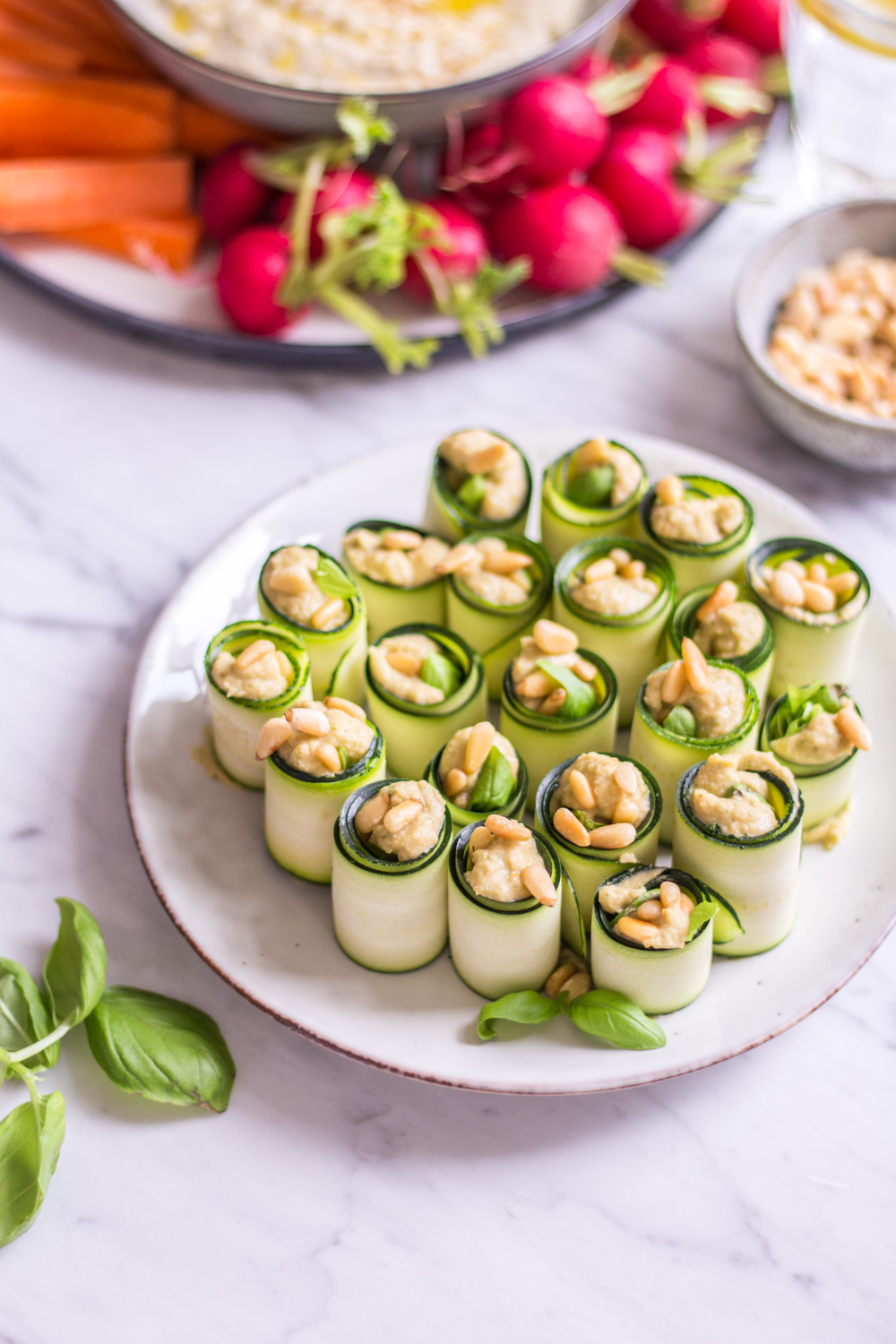 Finger Food Zucchini Basilikum Röllchen – rein pflanzlich, vegan, glutenfrei, ohne raffinierten Zucker - inzone.biz