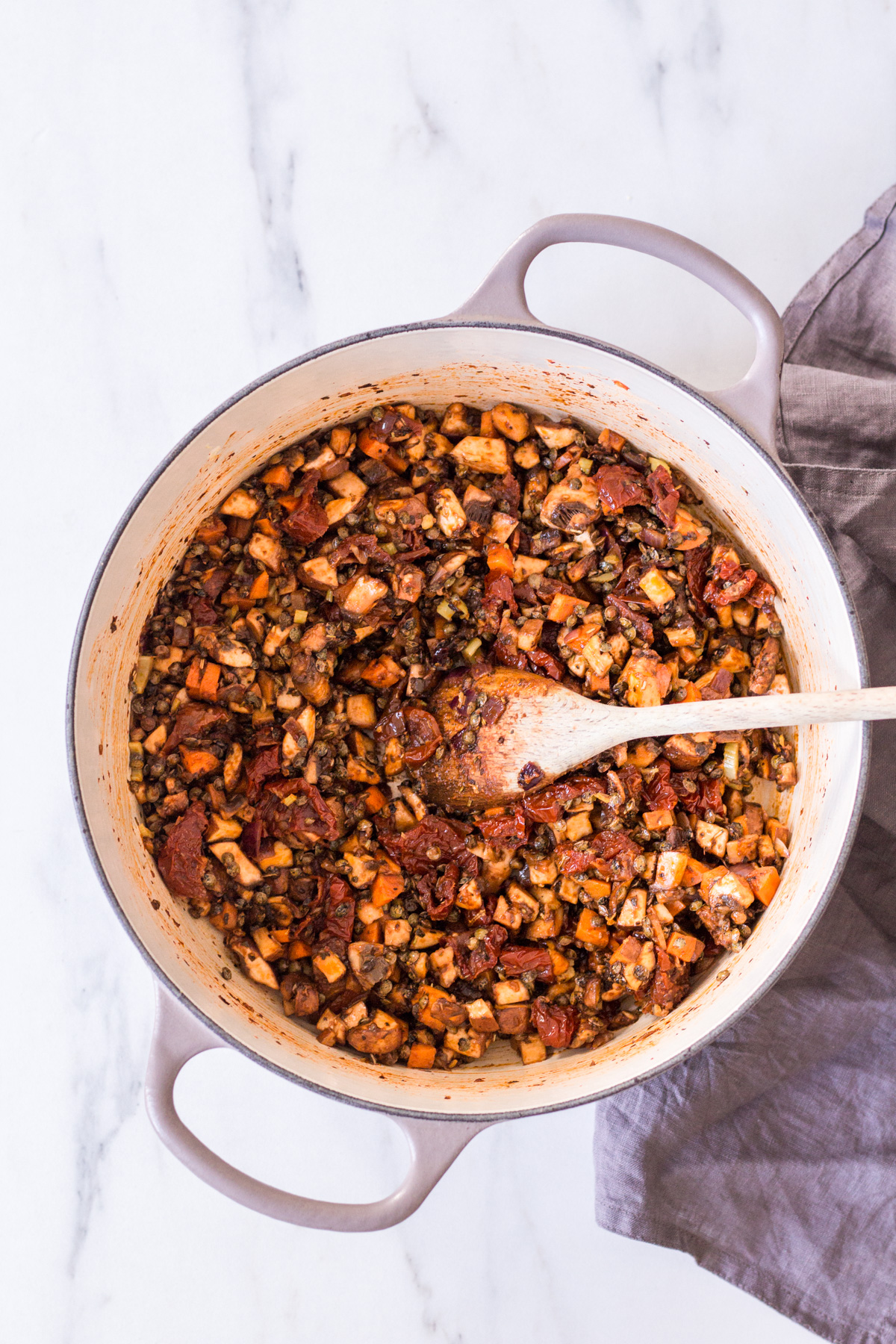 Fleischlose Bolognese – rein pflanzlich, vegan, glutenfrei, ohne raffinierten Zucker - inzone.biz