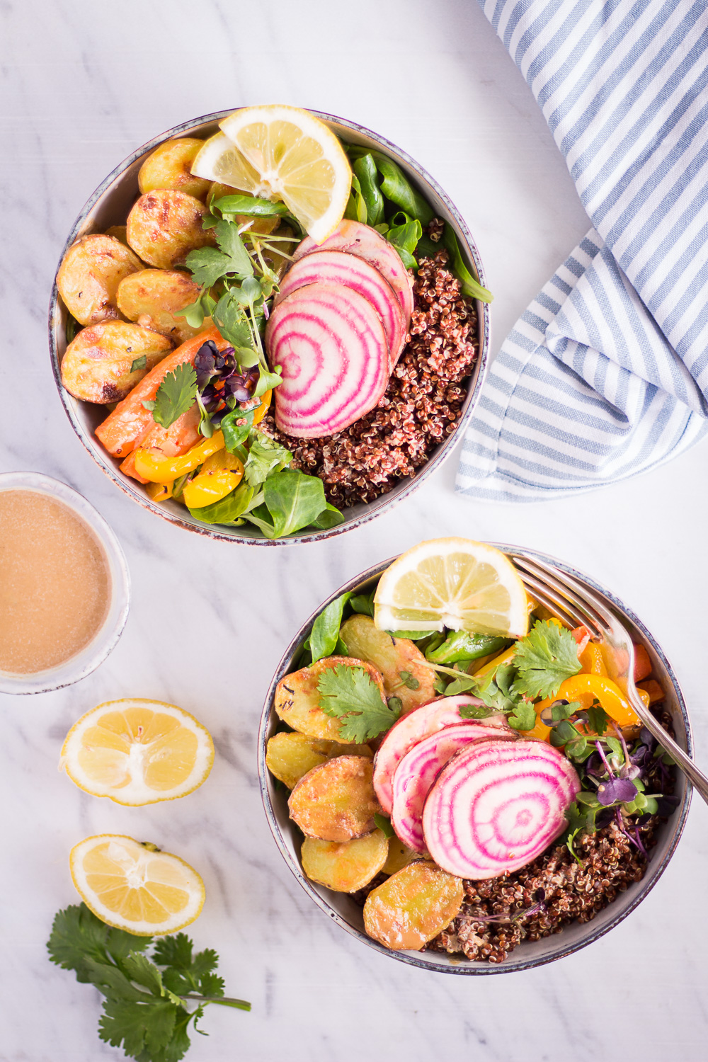 Frühlingsbowl mit Tahin-Zitronen-Dressing - rein pflanzlich, vegan, glutenfrei, ohne raffinierten Zucker - inzone.biz