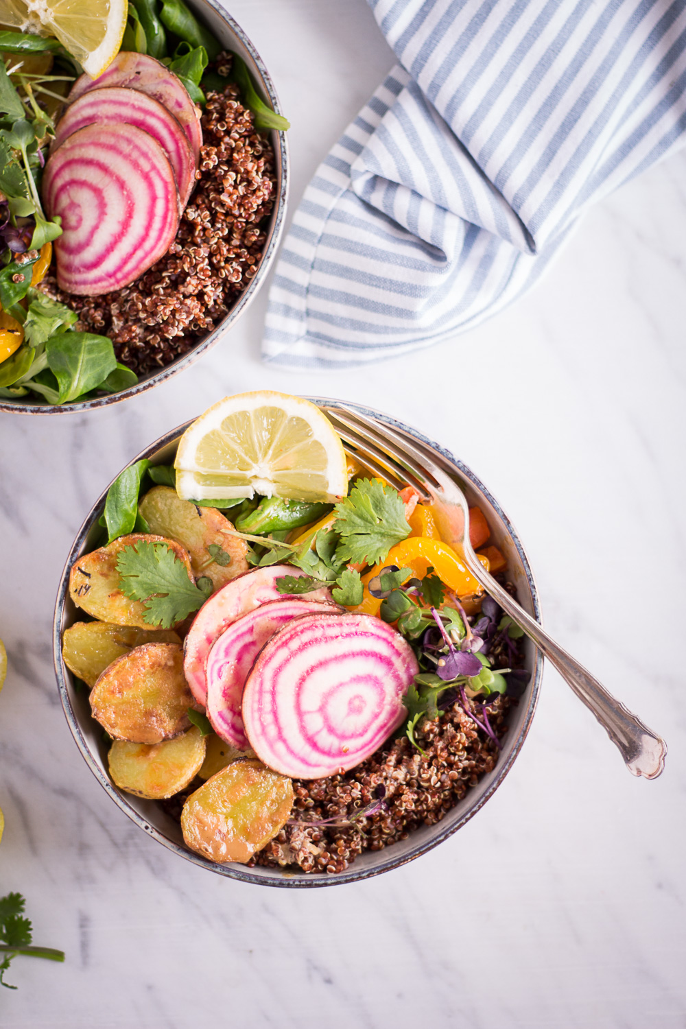 Frühlingsbowl mit Tahin-Zitronen-Dressing - rein pflanzlich, vegan, glutenfrei, ohne raffinierten Zucker - inzone.biz