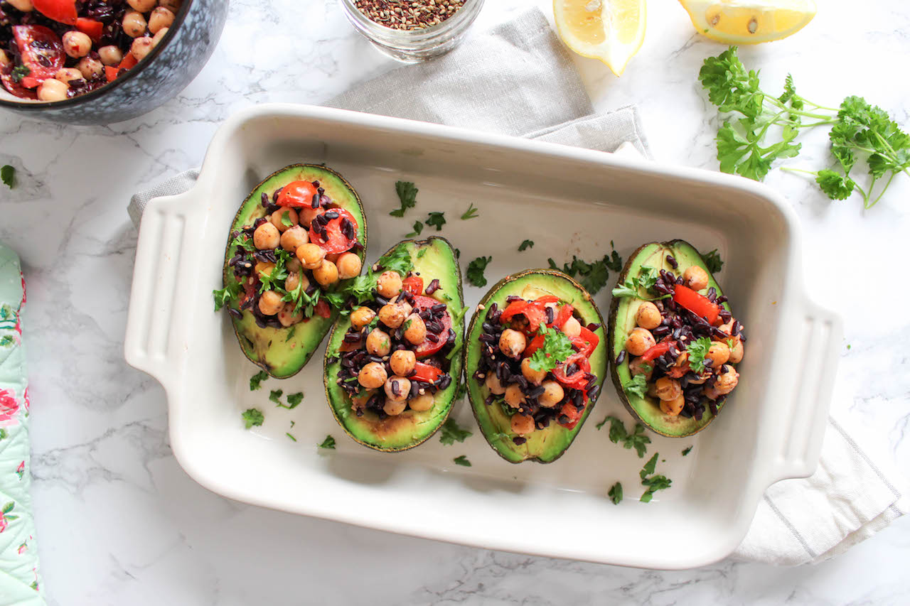 Gebackene Avocados mit Za'atar Reis und Kichererbsen - vegetarisch, vegan, glutenfrei, ohne raffinierten Zucker - inzone.biz