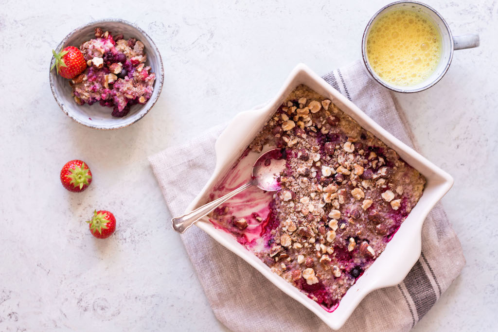 Gebackenes Beeren-Oatmeal - rein pflanzlich, glutenfrei, ohne raffinierten Zucker, gesund, vegan - inzone.biz