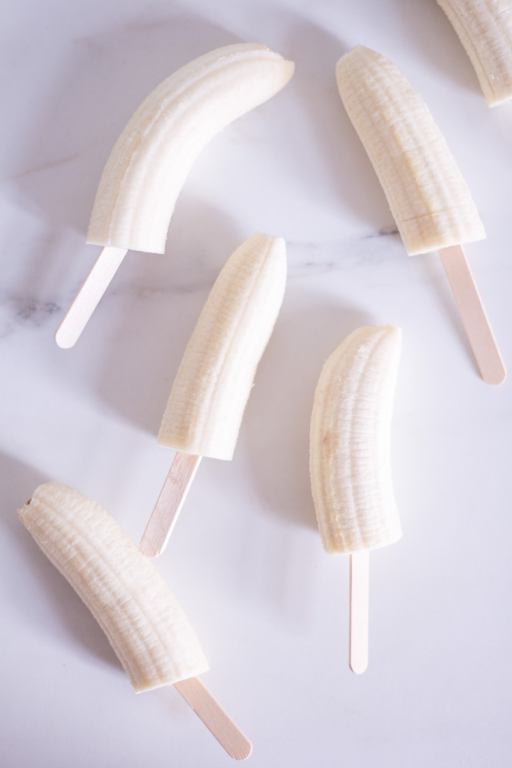Gefrorene Schoko-Bananen am Stiel – rein pflanzlich, vegan, glutenfrei, ohne raffinierten Zucker - inzone.biz