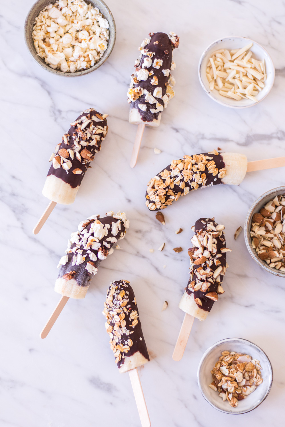 Gefrorene Schoko-Bananen am Stiel – rein pflanzlich, vegan, glutenfrei, ohne raffinierten Zucker - inzone.biz