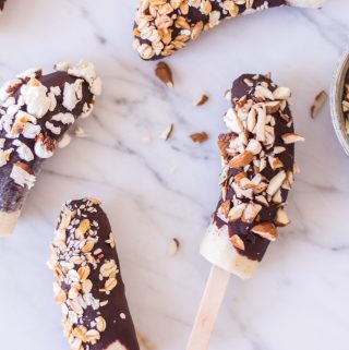 Gefrorene Schoko-Bananen am Stiel – rein pflanzlich, vegan, glutenfrei, ohne raffinierten Zucker - inzone.biz