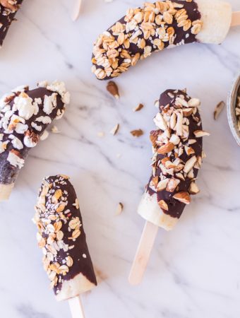 Gefrorene Schoko-Bananen am Stiel – rein pflanzlich, vegan, glutenfrei, ohne raffinierten Zucker - inzone.biz