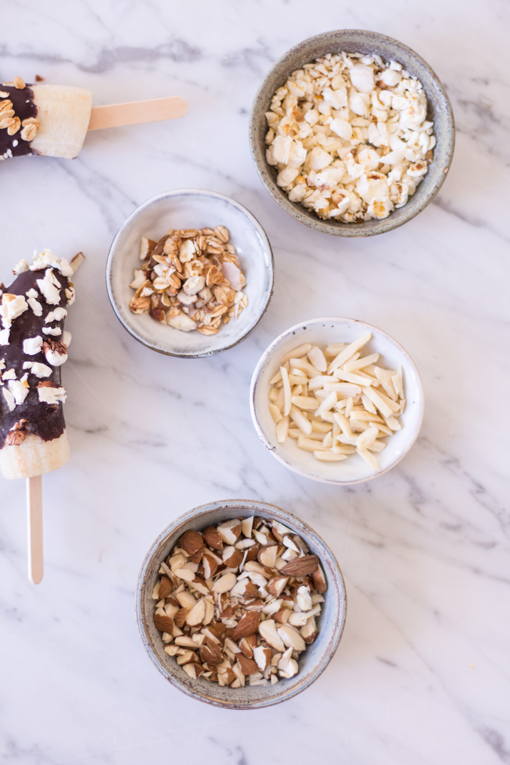 Gefrorene Schoko-Bananen am Stiel – rein pflanzlich, vegan, glutenfrei, ohne raffinierten Zucker - inzone.biz