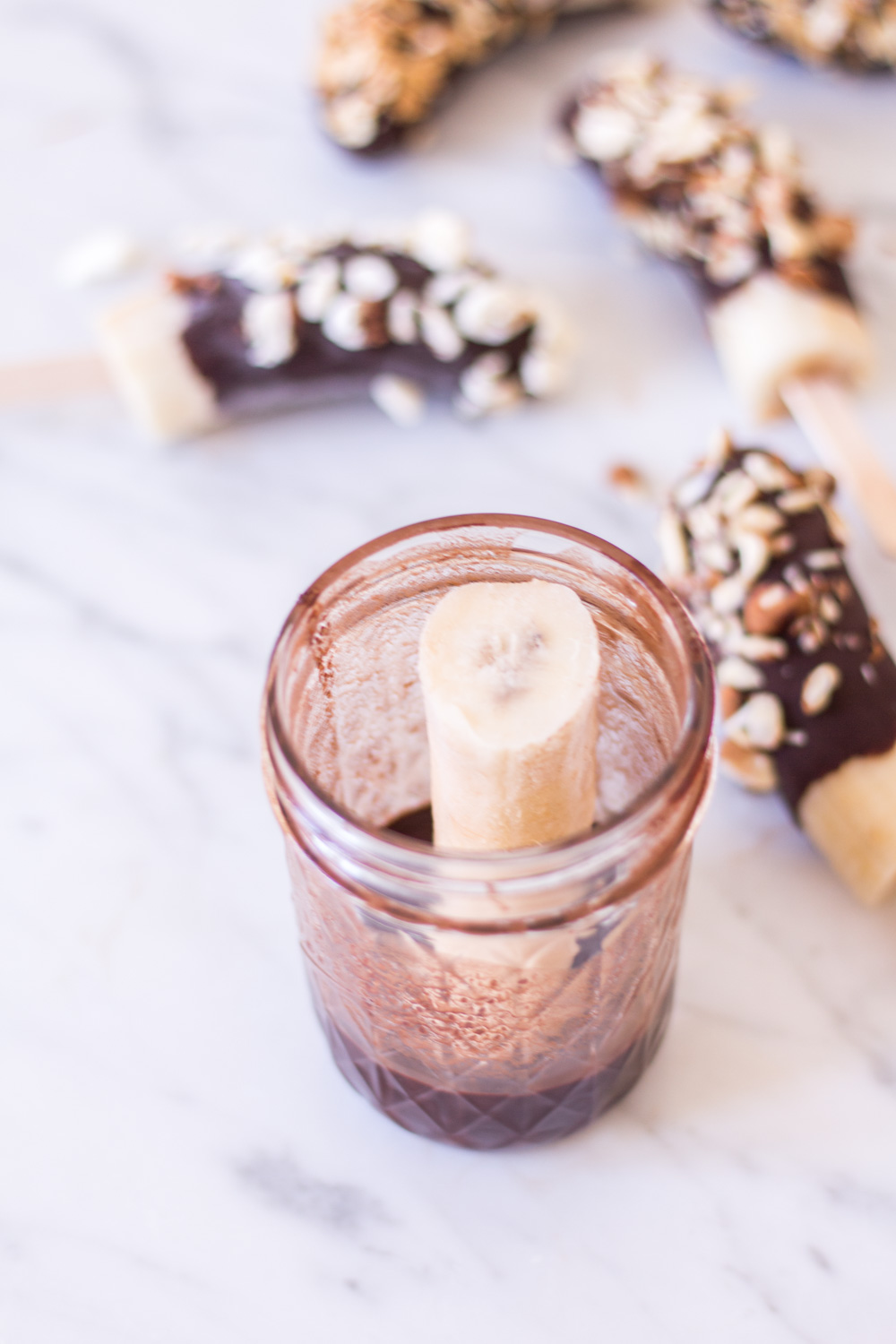 Gefrorene Schoko-Bananen am Stiel – rein pflanzlich, vegan, glutenfrei, ohne raffinierten Zucker - inzone.biz