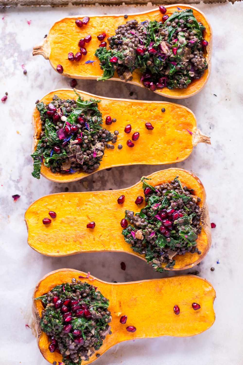 Gefüllte Butternut-Kürbisse mit Linsen und Granatapfel - vegan, glutenfrei, rein pflanzlich, ohne raffinierten Zucker - inzone.biz