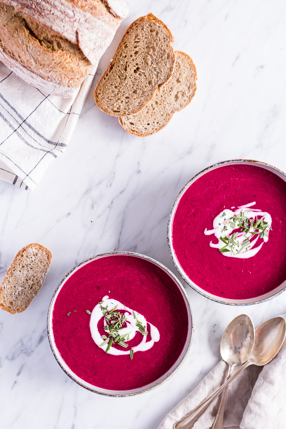 Geröstete Tomatensuppe mit Roter Bete und Rosmarin - rein pflanzlich, vegan, glutenfrei, ohne raffinierten Zucker - inzone.biz