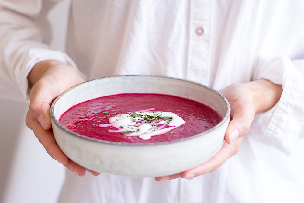 Geröstete Tomatensuppe mit Roter Bete und Rosmarin - rein pflanzlich, vegan, glutenfrei, ohne raffinierten Zucker - inzone.biz