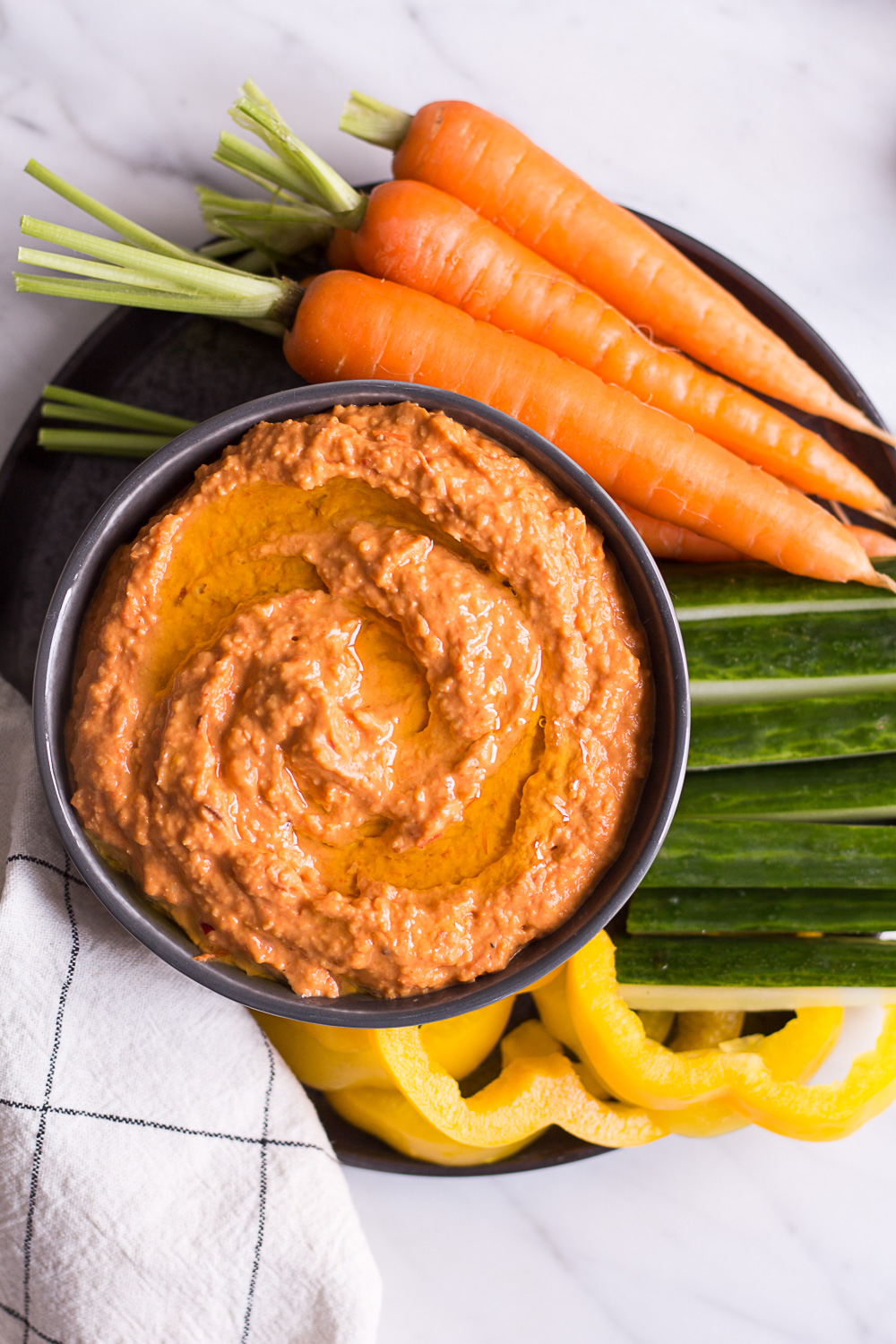 Gerösteter Paprika-Hummus - rein pflanzlich, vegan, glutenfreie Option, ohne raffinierten Zucker - inzone.biz