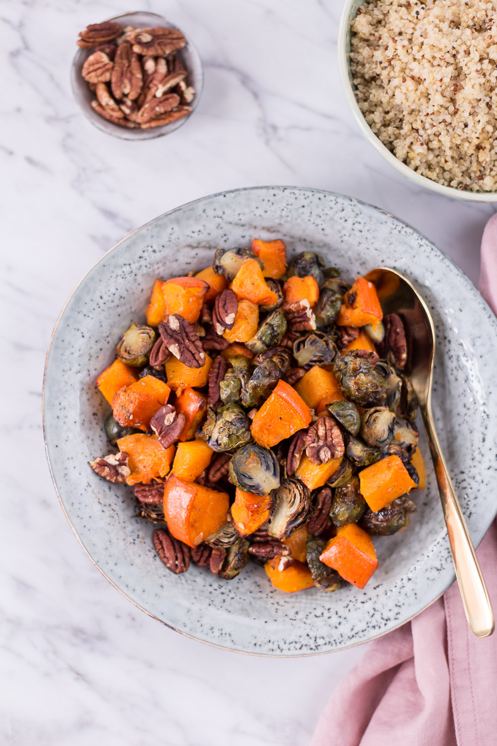 Festlich gerösteter Rosenkohl mit Kürbis und Pekannüssen - rein pflanzlich, vegan, glutenfrei, ohne raffinierten Zucker - inzone.biz