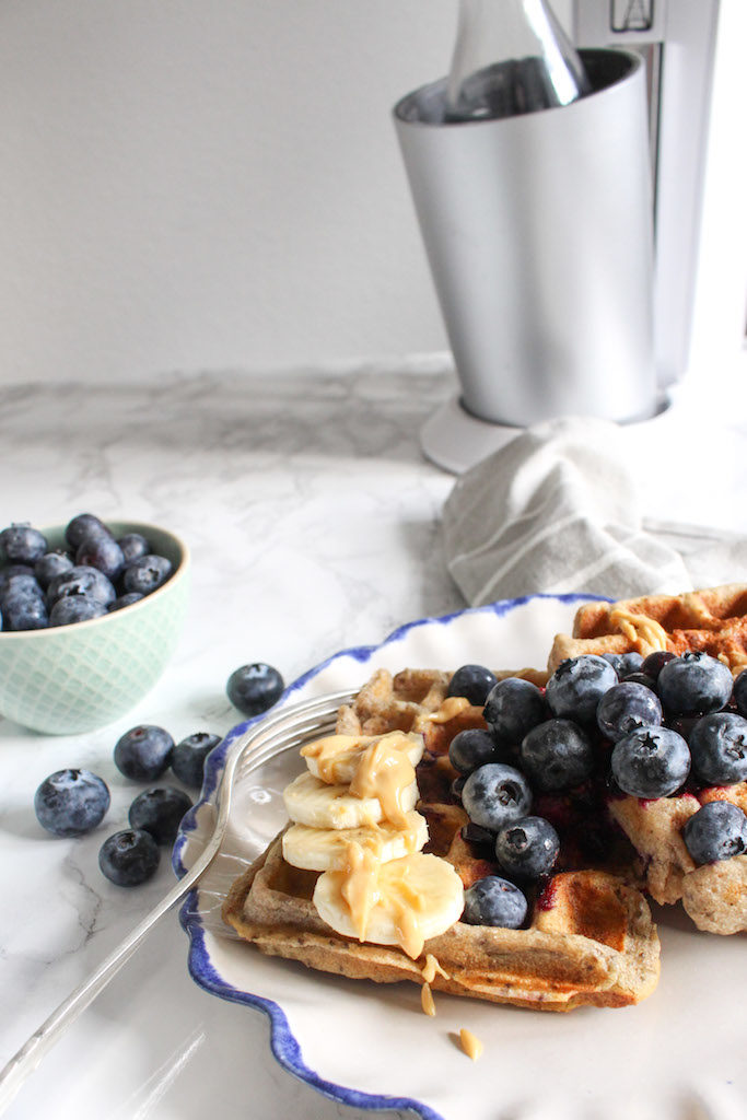 Gesunde Blaubeer-Buchweizen-Waffeln mit Waldbeer-Chia-Sauce - rein pflanzlich, vegan, vegetarisch, ohne raffinierten Zucker, glutenfrei - inzone.biz