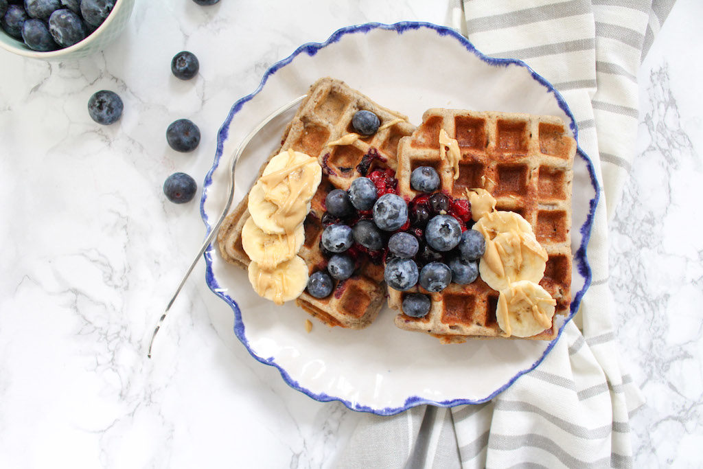 Gesunde Buchweizen-Waffeln mit Waldbeer-Chia-Sauce - rein pflanzlich, vegan, vegetarisch, ohne raffinierten Zucker, glutenfrei - inzone.biz
