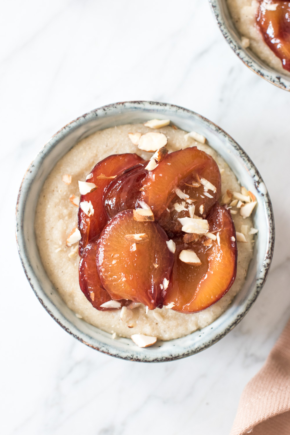 Glutenfreier Vollkorn-Grießbrei mit Zwetschgen-Kompott - rein pflanzlich, vegan, glutenfrei, ohne raffinierten Zucker - inzone.biz