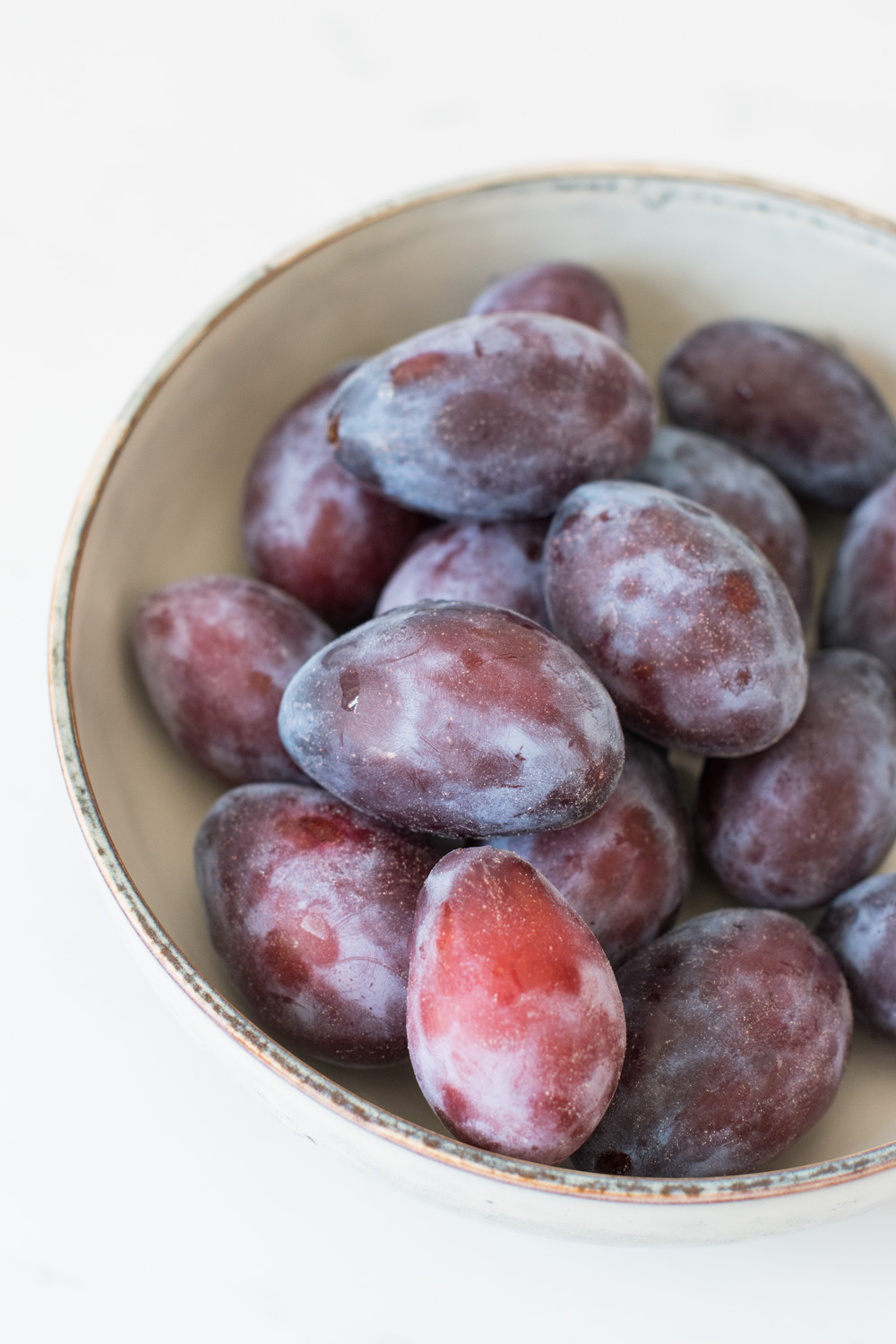 Glutenfreier Vollkorn-Grießbrei mit Zwetschgen-Kompott - rein pflanzlich, vegan, glutenfrei, ohne raffinierten Zucker - inzone.biz