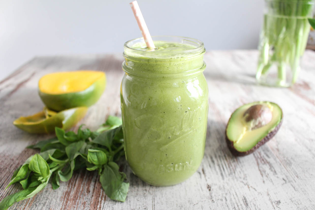 Grüner Mango Basilikum Smoothie - vegetarisch, ohne raffinierten Zucker, gesund, vegan, glutenfrei - inzone.biz