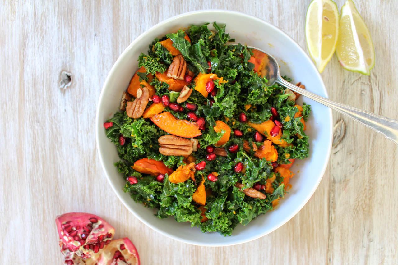 Grünkohl-Salat mit geröstetem Kürbis - vegan, glutenfrei, ohne Zucker - inzone.biz