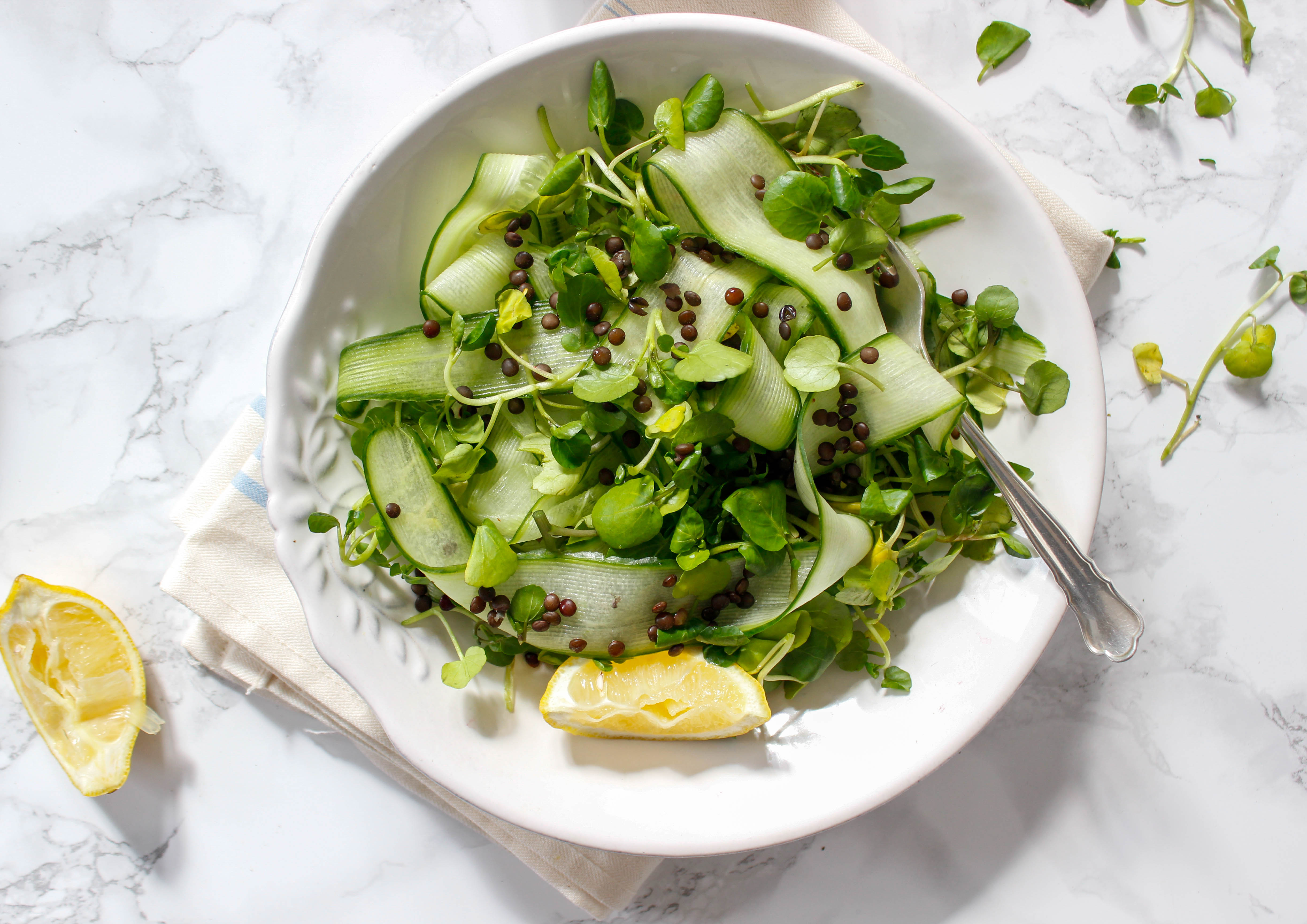 Gurkensalat mit Beluga-Linsen und Ingwer-Kurkuma-Dressing - vegan, glutenfrei, ohne Zucker - inzone.biz