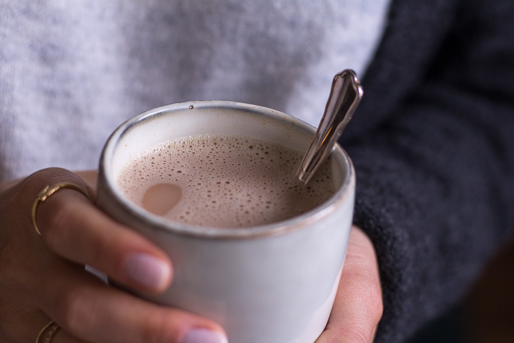 Heiße Superfood Schokolade - vegan, rein pflanzlich, glutenfrei, ohne raffinierten Zucker, ohne Milch - inzone.biz