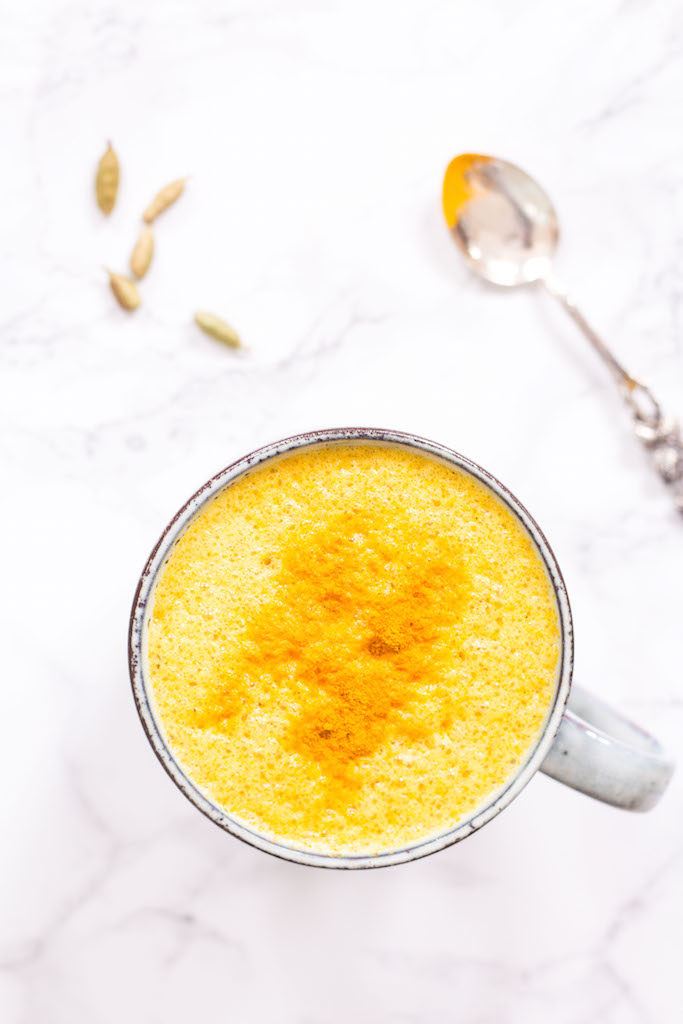 Kurkuma Latte (Goldene Milch) - rein pflanzlich, vegetarisch, vegan, glutenfrei, ohne raffinierten Zucker - inzone.biz