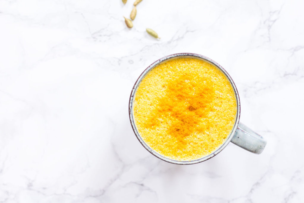 Kurkuma Latte (Goldene Milch) - rein pflanzlich, vegetarisch, vegan, glutenfrei, ohne raffinierten Zucker - inzone.biz
