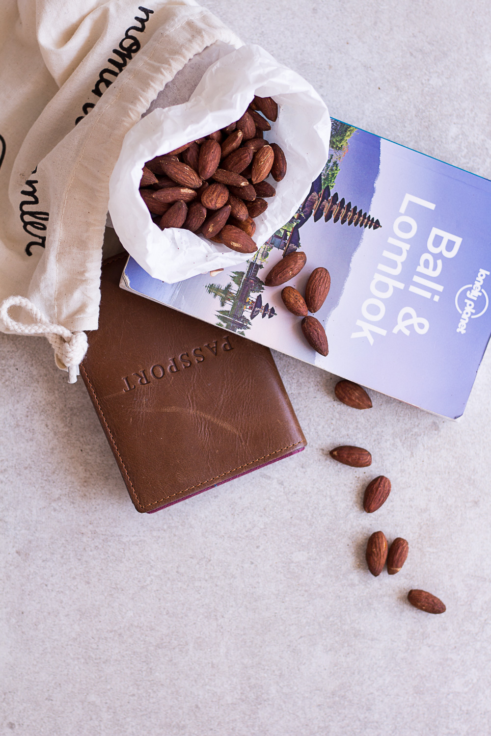 Scharfe Gewürzmandeln als idealer Reisesnack - rein pflanzlich, vegan, glutenfrei, ohne raffinierten Zucker - inzone.biz
