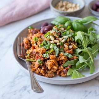Mediterranes Quinoa mit sonnengetrockneten Tomaten - 30 Minuten Gerichte - rein pflanzlich, vegan, glutenfrei, ohne raffinierten Zucker - inzone.biz