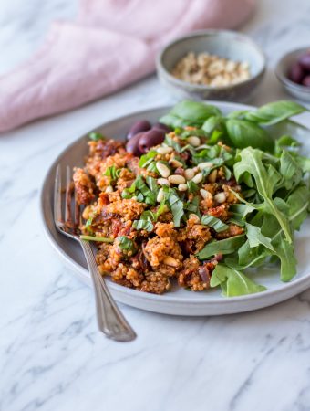 Mediterranes Quinoa mit sonnengetrockneten Tomaten - 30 Minuten Gerichte - rein pflanzlich, vegan, glutenfrei, ohne raffinierten Zucker - inzone.biz