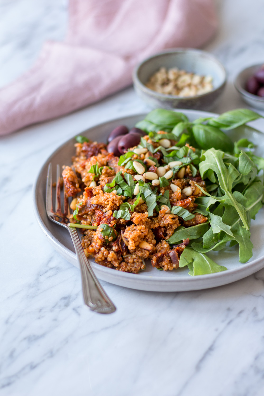 Mediterranes Quinoa mit sonnengetrockneten Tomaten - 30 Minuten Gerichte - rein pflanzlich, vegan, glutenfrei, ohne raffinierten Zucker - inzone.biz