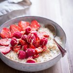 Peanut Butter & "Jelly" Overnight Oats - rein pflanzlich, vegan, glutenfreie Option, ohne raffinierten Zucker - inzone.biz