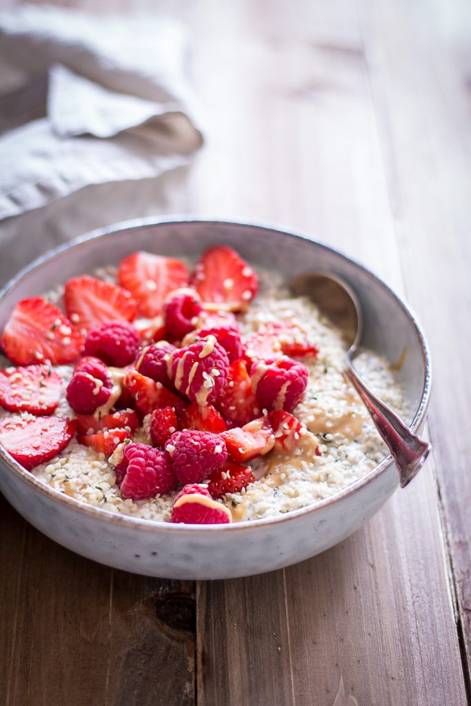 Peanut Butter & "Jelly" Overnight Oats - rein pflanzlich, vegan, glutenfreie Option, ohne raffinierten Zucker - inzone.biz