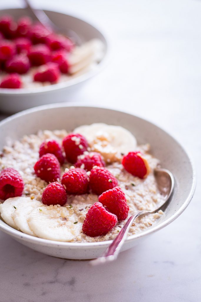 Peanut Butter & "Jelly" Overnight Oats - rein pflanzlich, vegan, glutenfreie Option, ohne raffinierten Zucker - inzone.biz